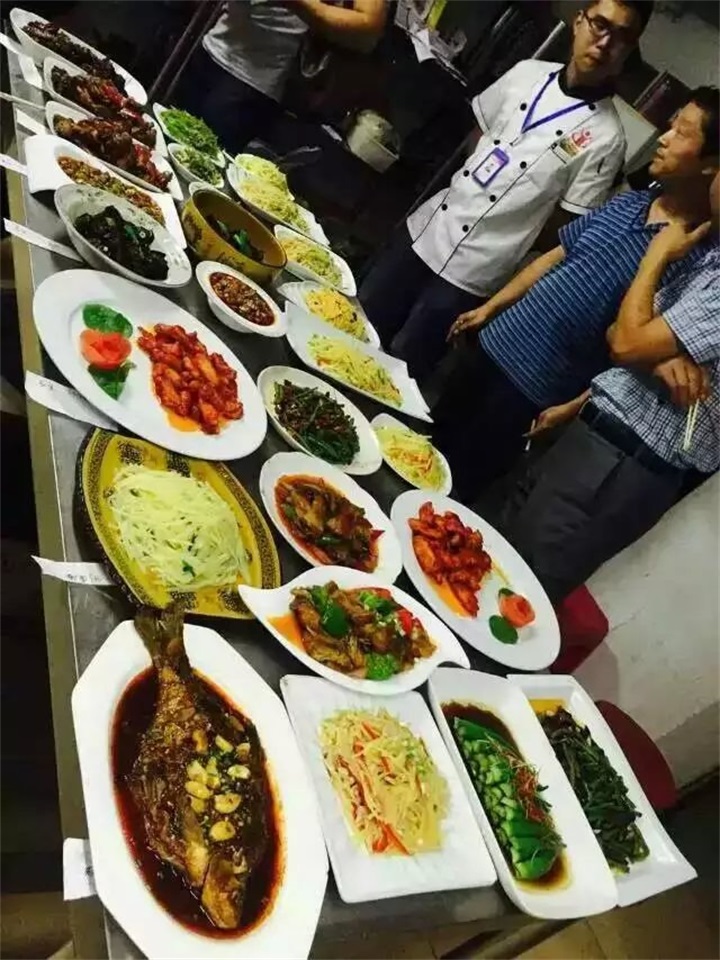 老师对学员进行考核和提出建议