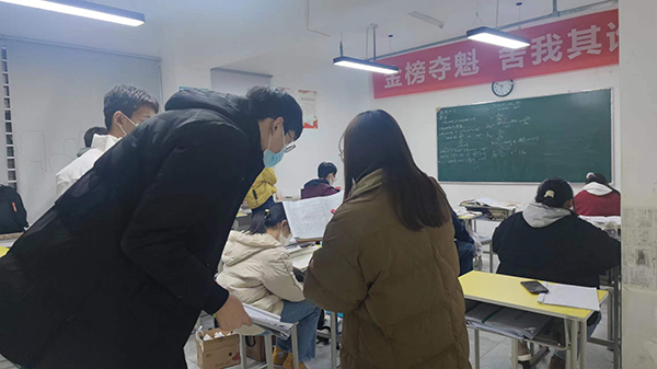 学生询问老师问题