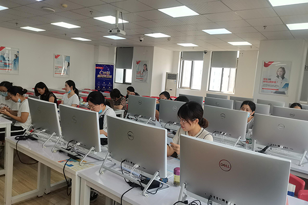 学员机房上课