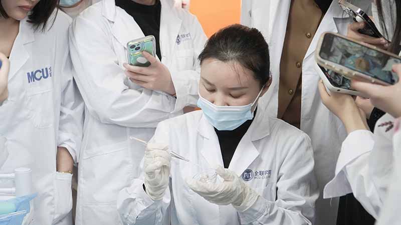 美塑微针酸疗三联技术教学现场