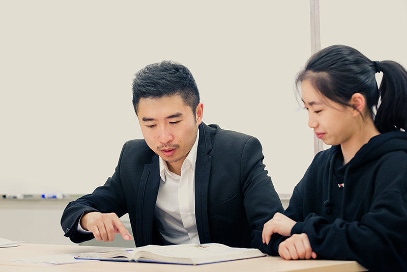 课业指导老师辅导同学